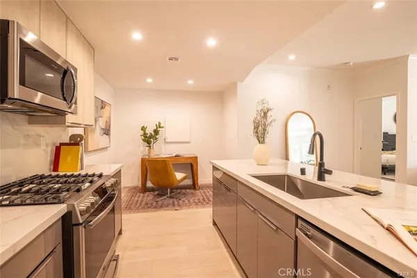 $5,000 | 4401 Moorpark Way, Toluca Lake, CA 91602