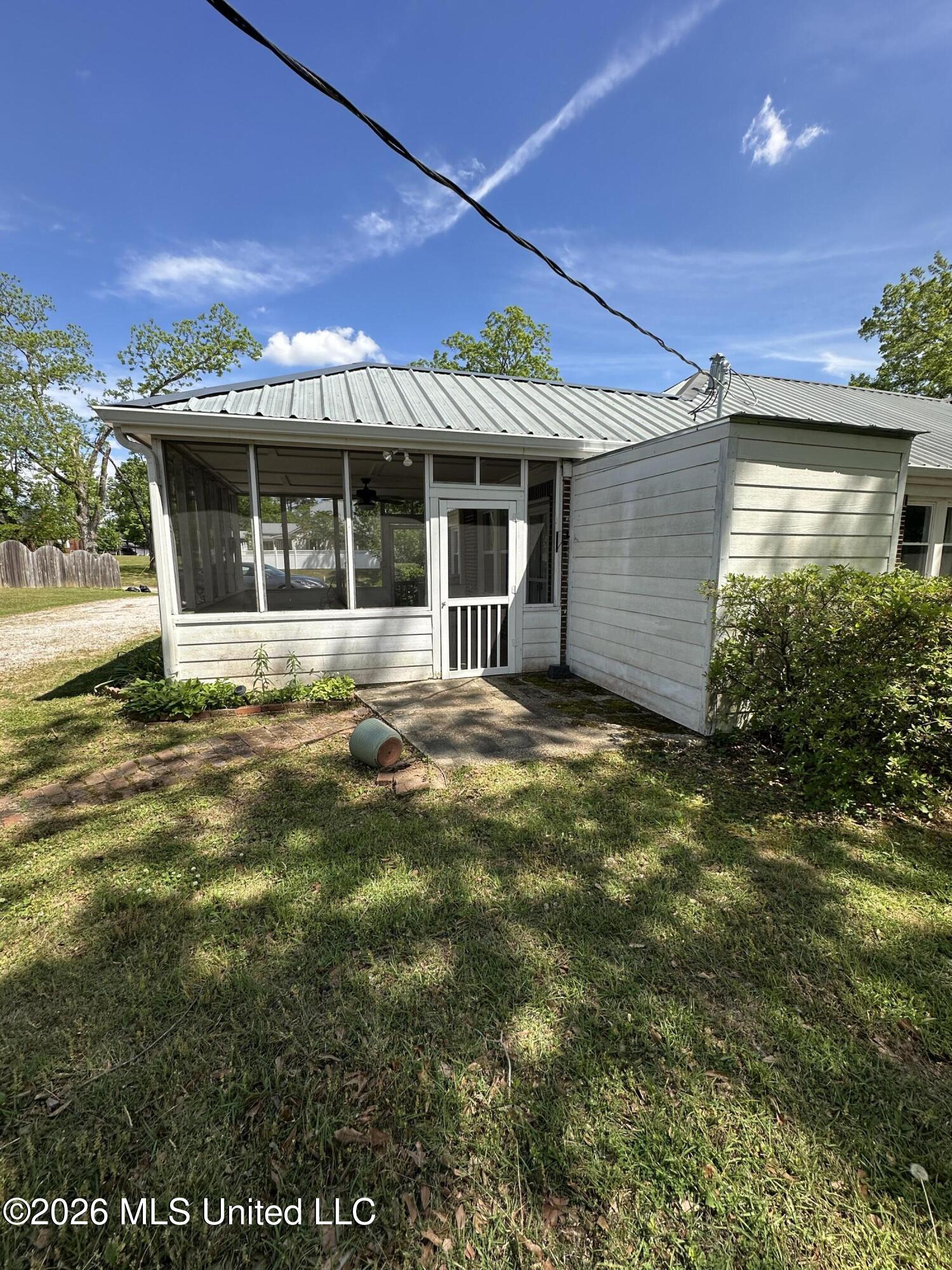 114 South Stone Street Iuka, MS 38852 - Photo 2 of 11 IMG_2490
