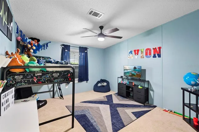 a view of livingroom with furniture