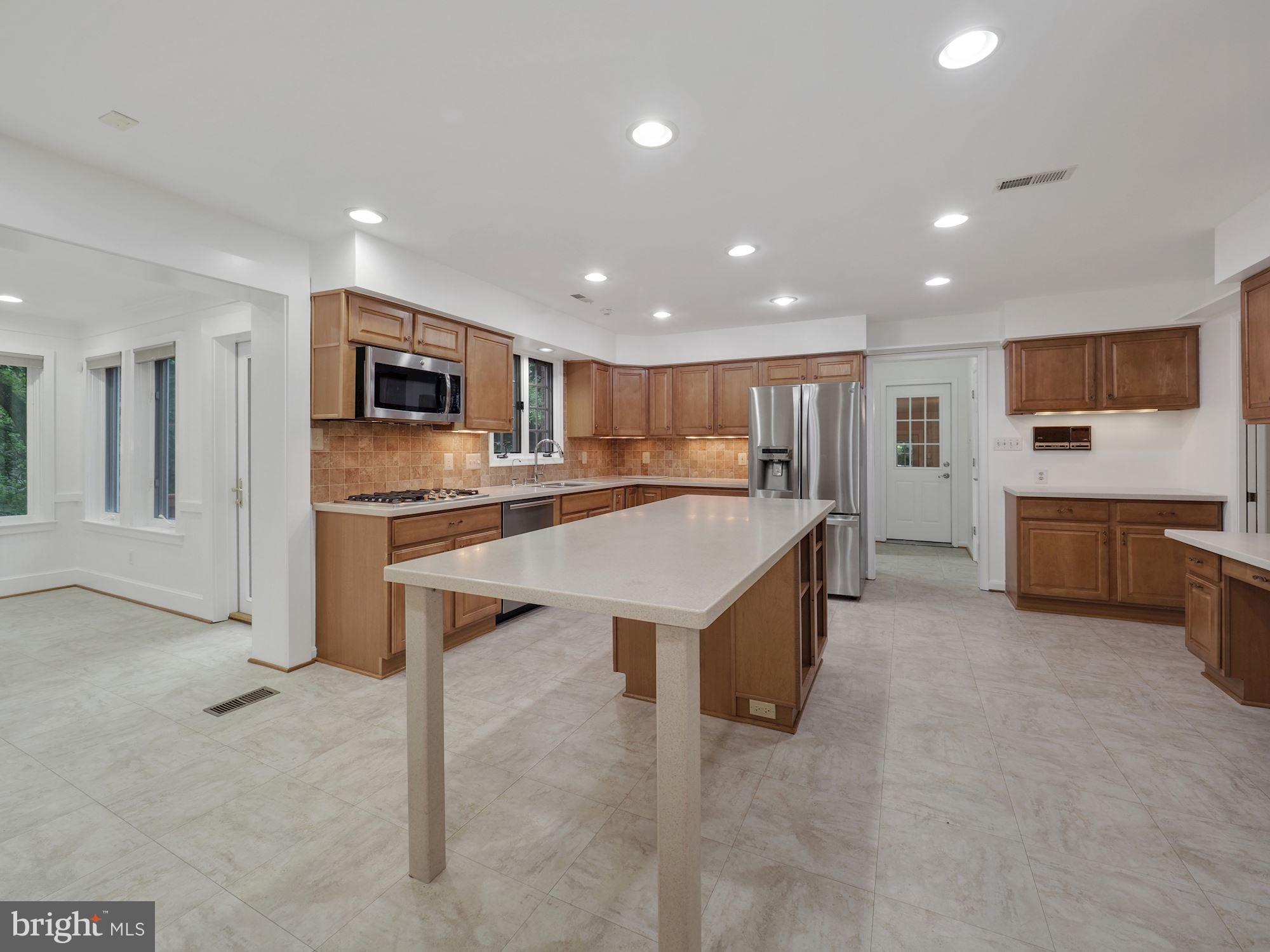 14700 Chesterfield Road Rockville, MD 20853 - Photo 15 of 44 Cooktop and Double Wall Ovens