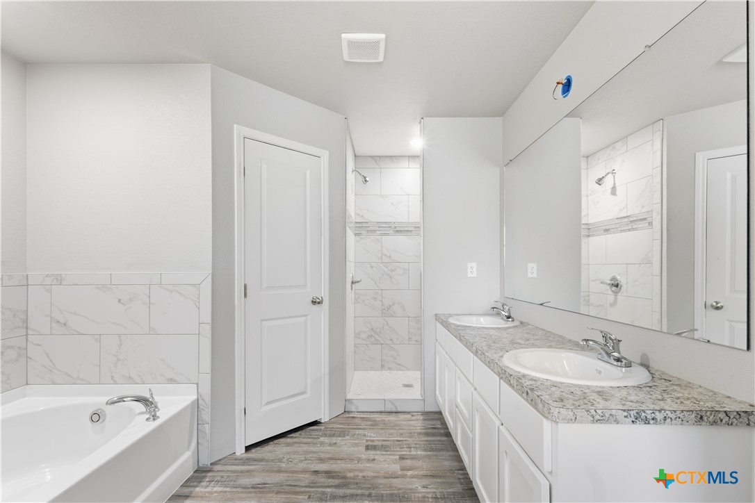 216 West Ruby Road Harker Heights, TX 76548 - Photo 20 of 33 Master Bathroom