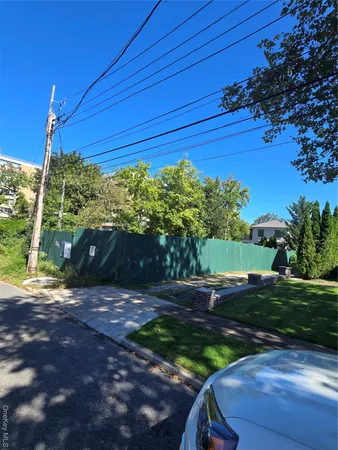 a view of a backyard with pathway