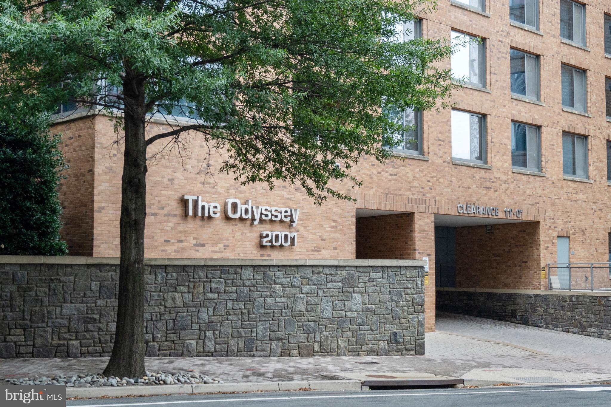 2001 15th Street North, Unit 306 Arlington, VA 22201 - Photo 5 of 54 a front view of a building with garden