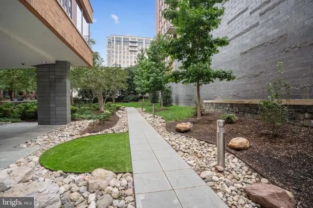 $799,900 | 2001 15th Street North, Unit 306, Arlington, VA 22201