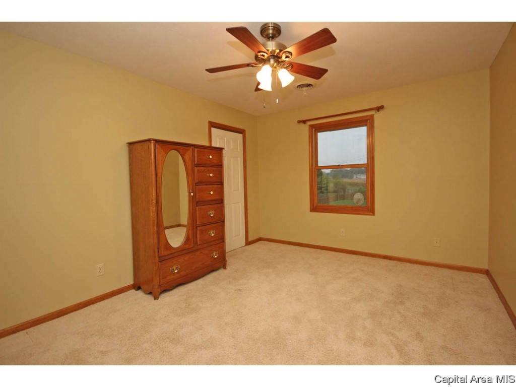 1404 Azalea Court Springfield, IL 62712 - Photo 21 of 36