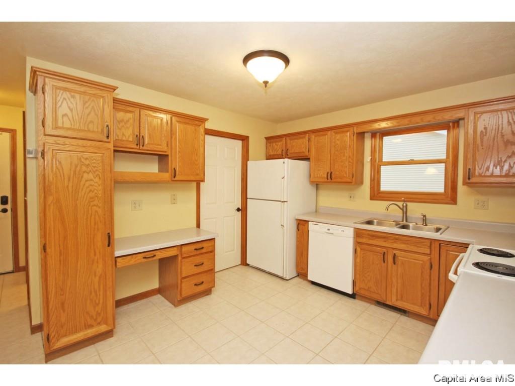 1404 Azalea Court Springfield, IL 62712 - Photo 10 of 36