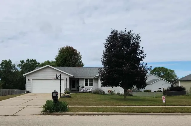 $395,500 | 409 Savannah Trail, Pardeeville, WI 53954