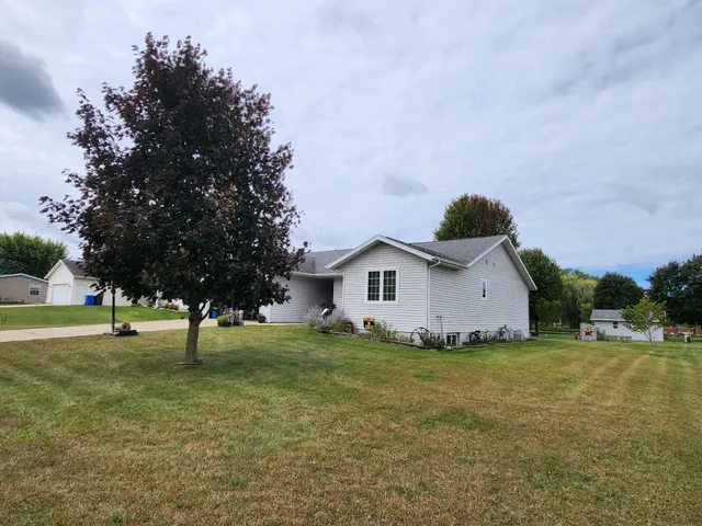 $395,500 | 409 Savannah Trail, Pardeeville, WI 53954