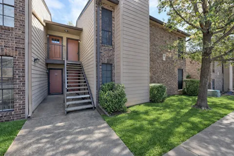 a view of a back yard of the house
