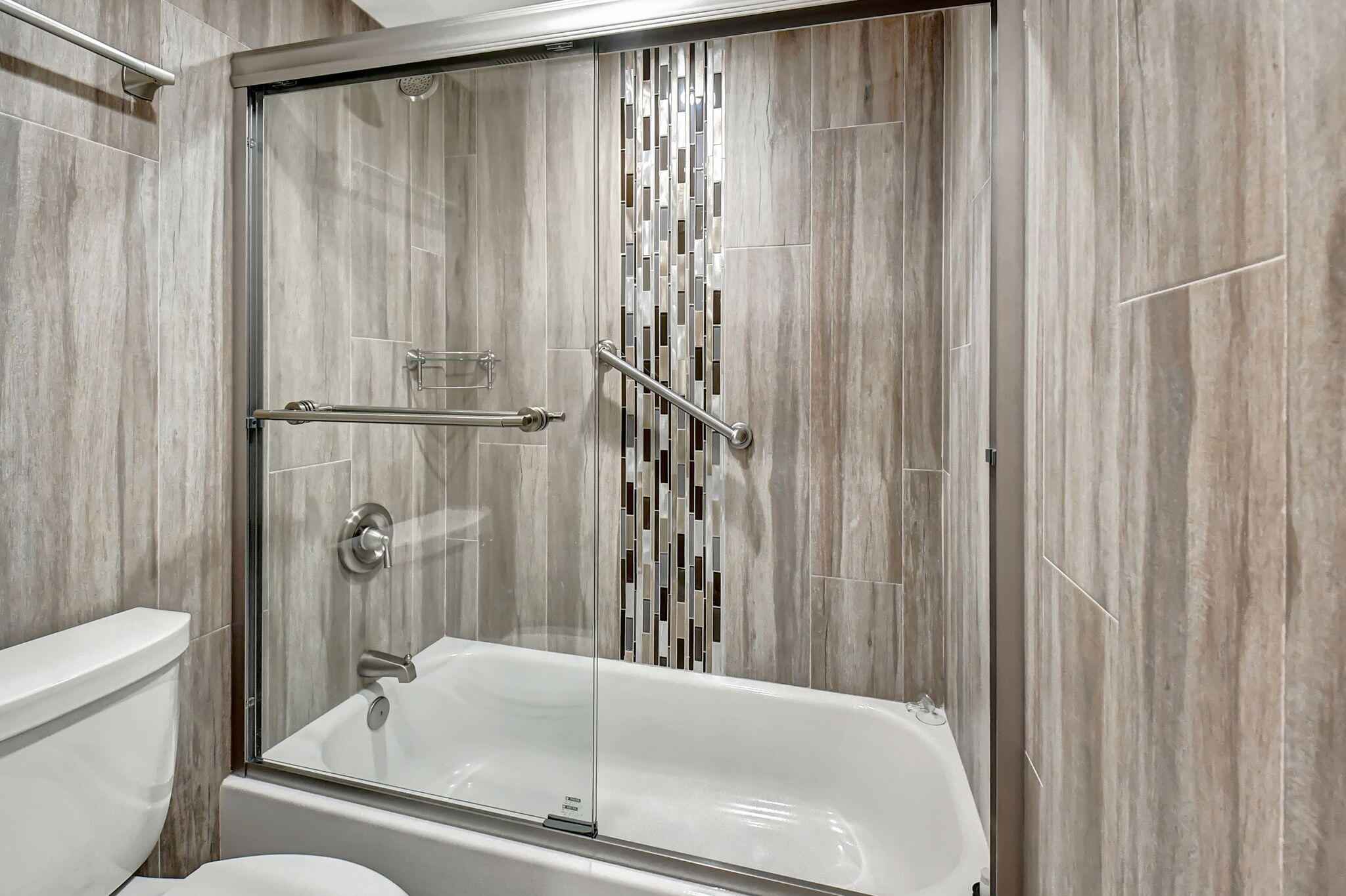 73 Capri B, Unit 73 Delray Beach, FL 33484 - Photo 27 of 93 Guest Bathroom