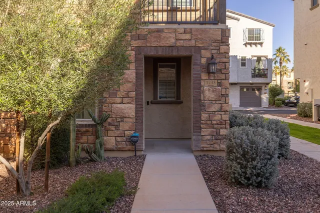 a view of a pathway along the building
