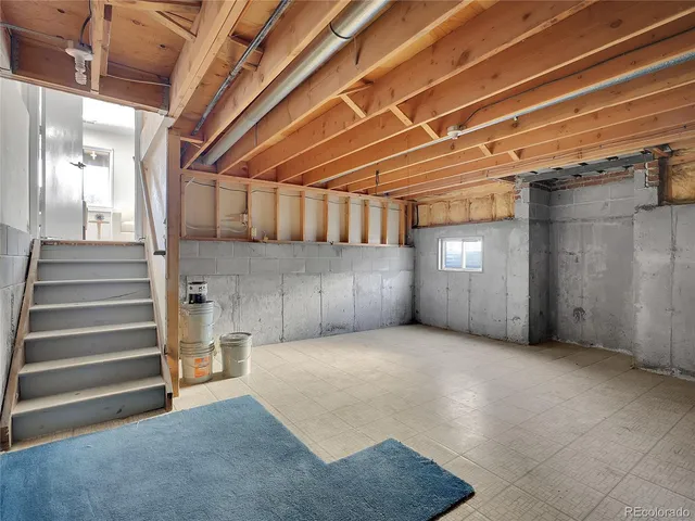 a view of a backyard with a house