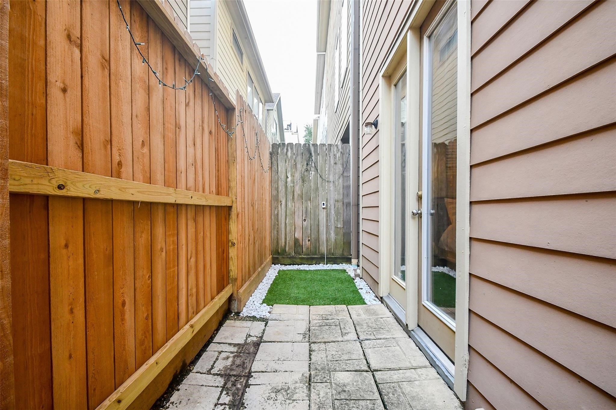 2614 Maxroy Street Houston, TX 77007 - Photo 30 of 32 a view of a pathway of a building