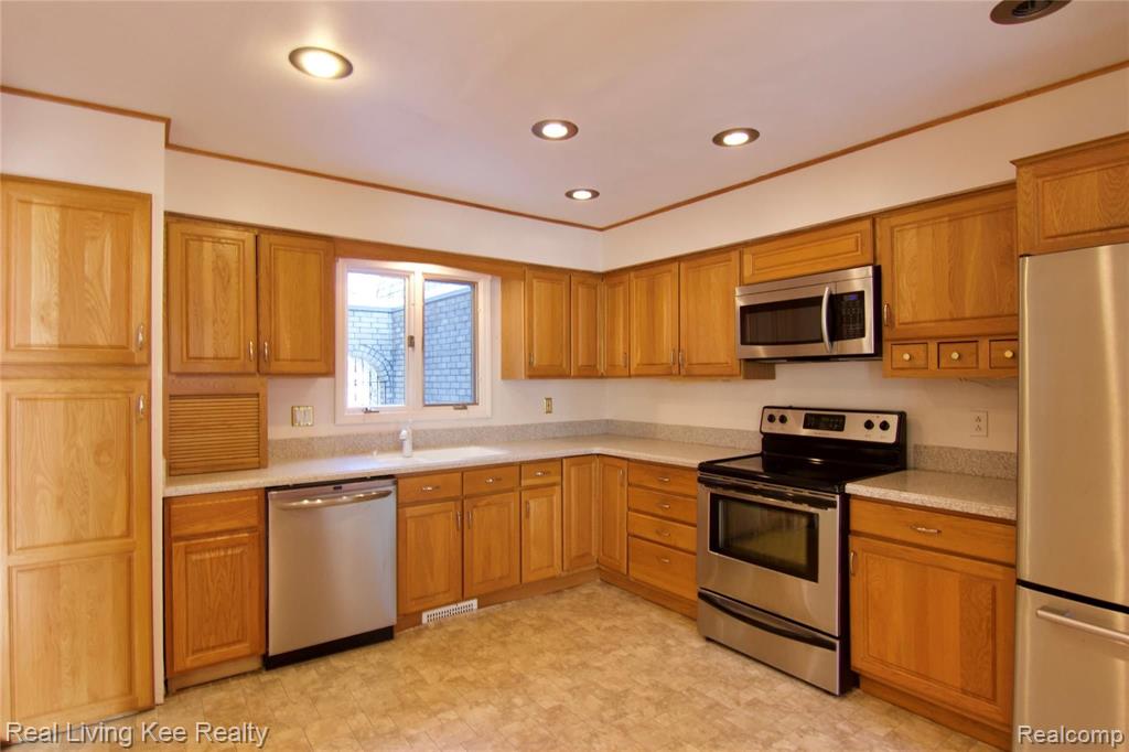 1239 Oakwood Court, Unit 29 Rochester, MI 48307 - Photo 6 of 30