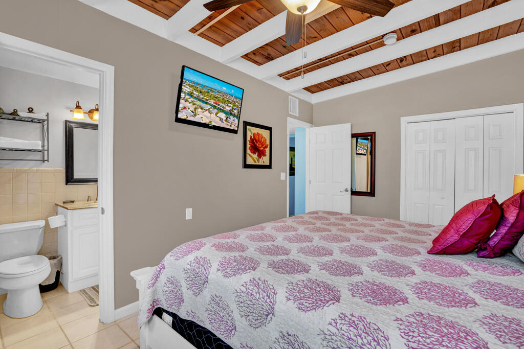 270 9th Street Key Colony Beach, FL 33051 - Photo 11 of 37 a bedroom with a bed and a lamp