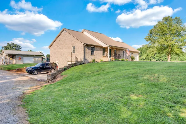 a view of a house with a yard