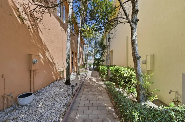 $300,000 | 1725 Carvelle Drive, Riviera Beach, FL 33404