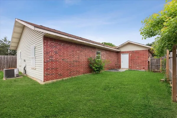 $2,100 | 4043 Gray Oak Place, Dallas, TX 75212