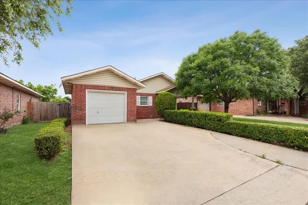$2,100 | 4043 Gray Oak Place, Dallas, TX 75212