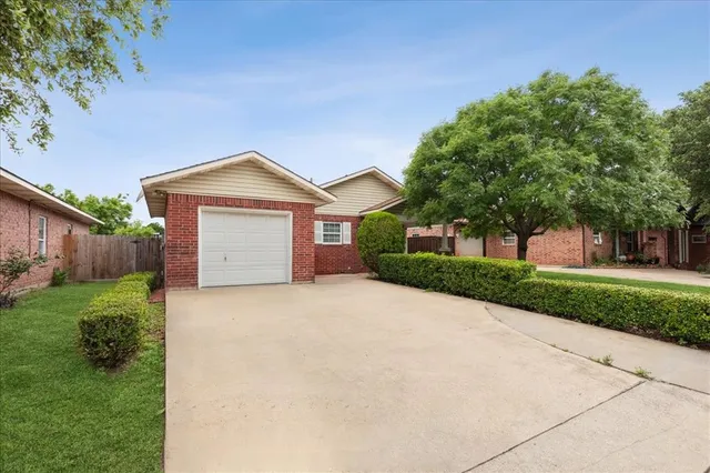 $2,200 | 4043 Gray Oak Place, Dallas, TX 75212