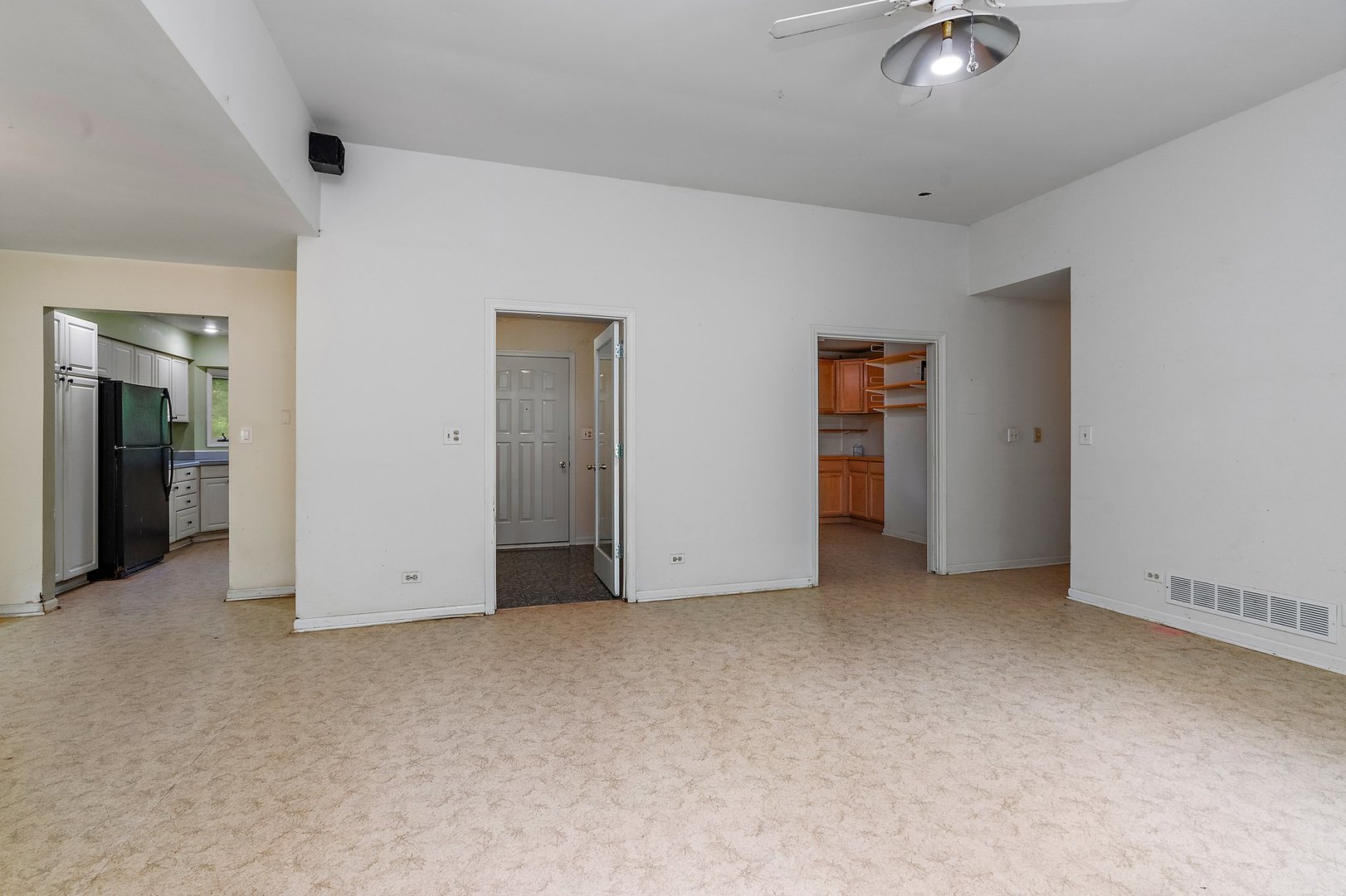 18707 Stevens Road Marengo, IL 60152 - Photo 5 of 35 an empty room with closet area
