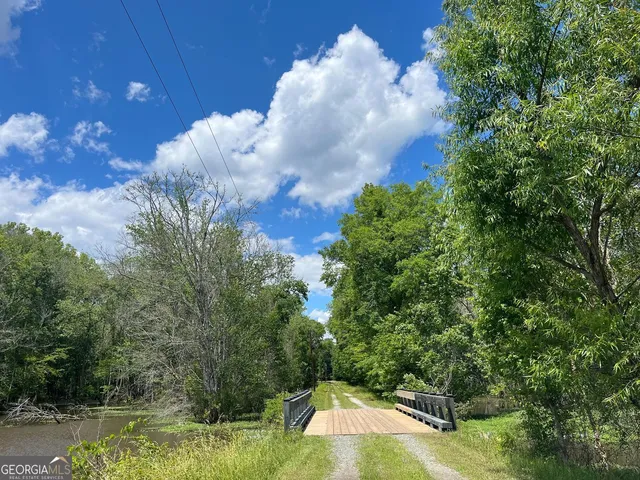 a view of a yard in a yard