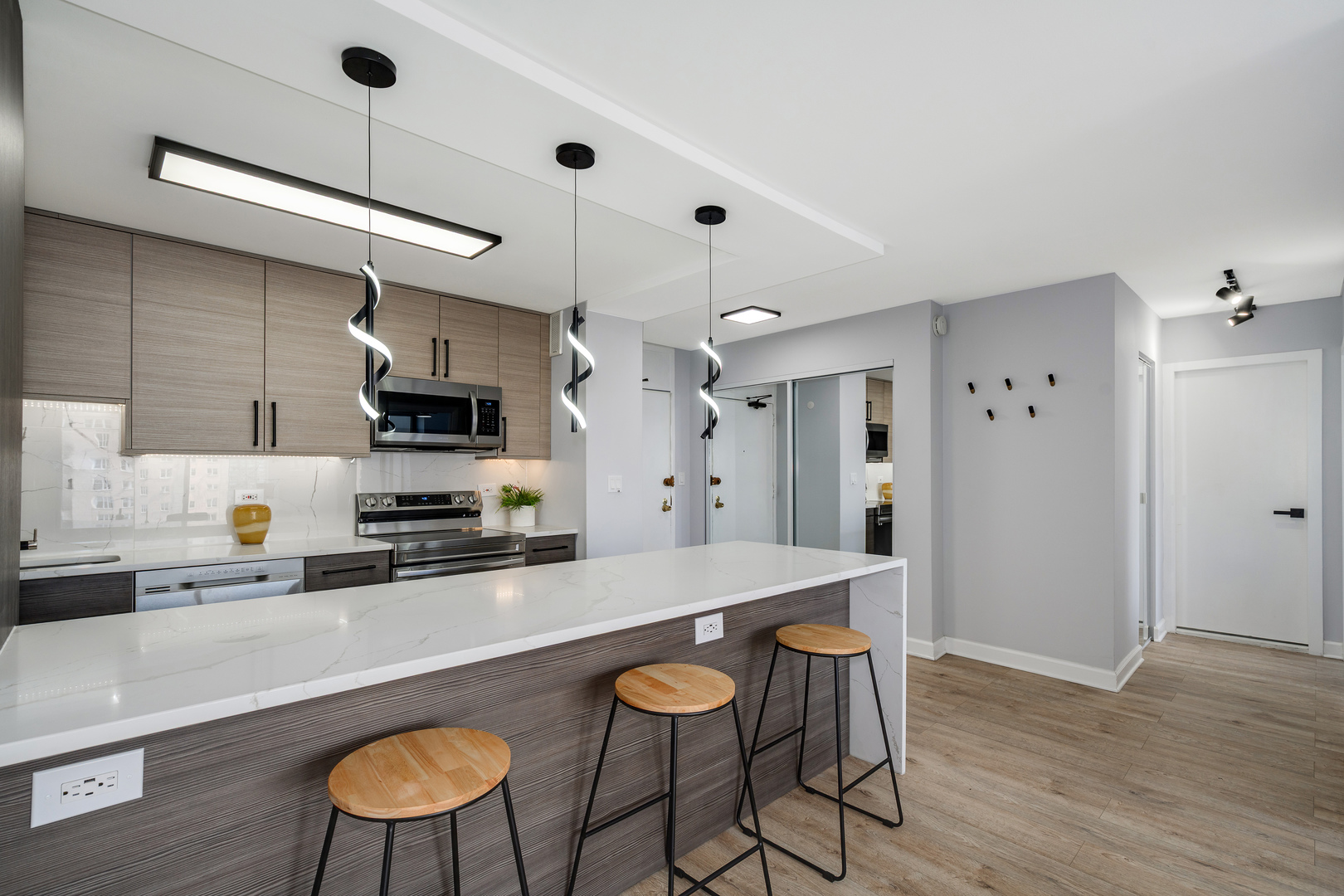5455 North Sheridan Road, Unit 1811 Chicago, IL 60640 - Photo 9 of 27 Gallery Image 9