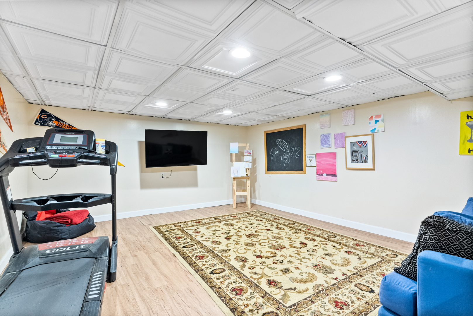 871 Kilrenny Inverness, IL 60067 - Photo 31 of 56 a living room with furniture and a flat screen tv