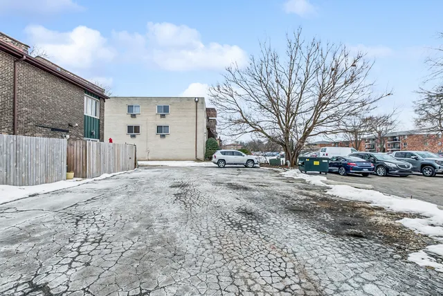 $235,000 | 12822 Carriage Lane, Crestwood, IL 60418