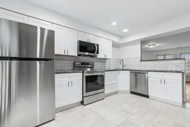 $235,000 | 12822 Carriage Lane, Crestwood, IL 60418