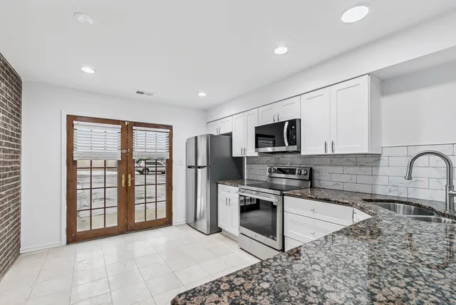 $235,000 | 12822 Carriage Lane, Crestwood, IL 60418