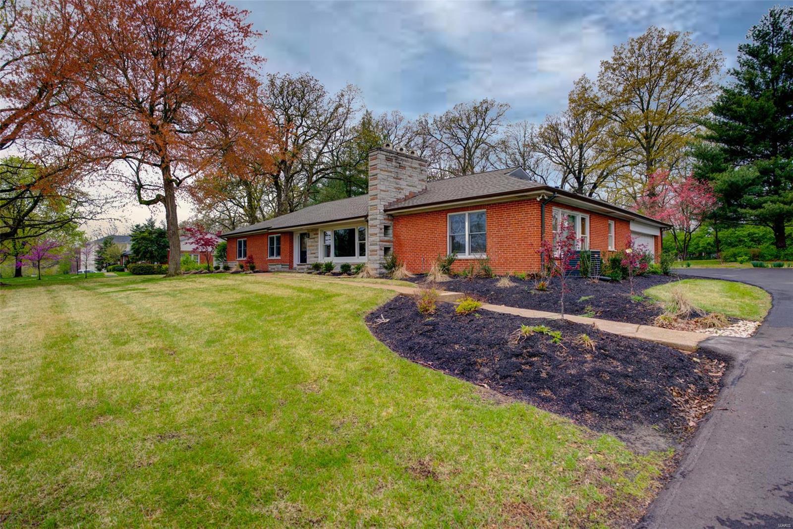 15 South Spoede Road St. Louis, MO 63141 - Photo 2 of 26 Gallery Image 2