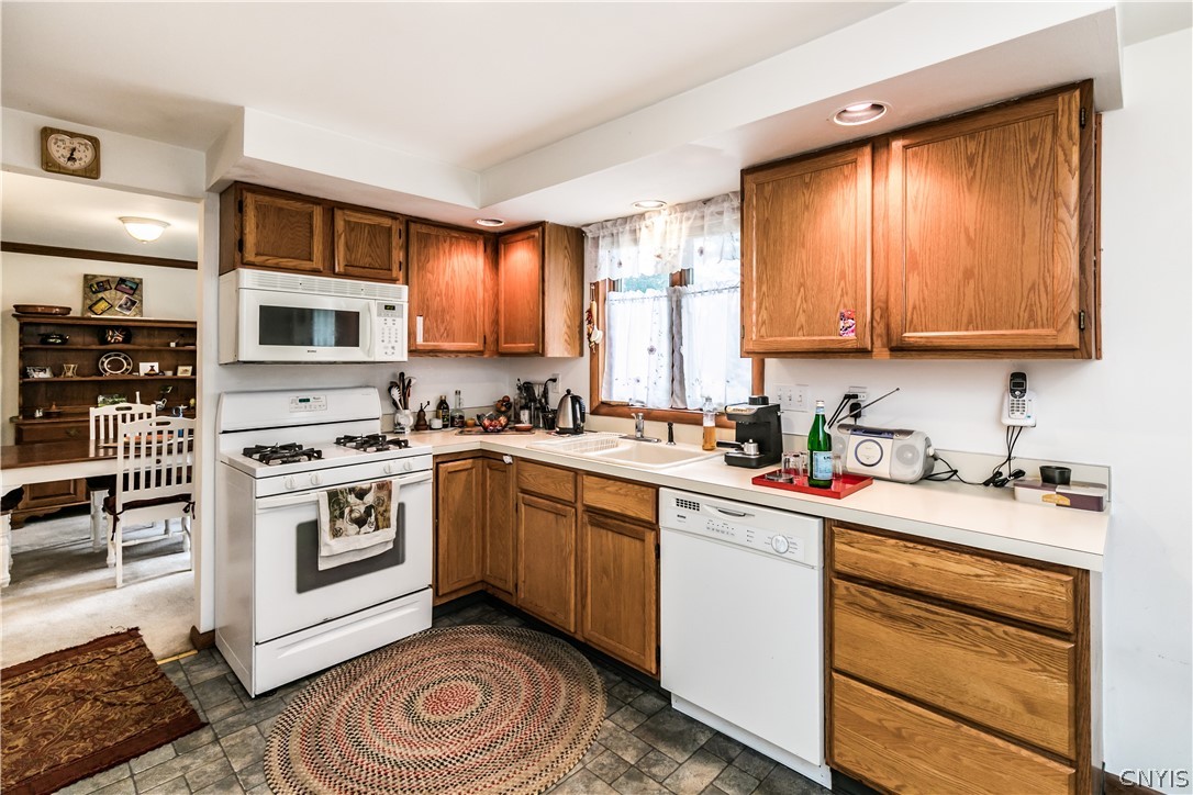 7244 Magic Way Manlius, NY 13057 - Photo 11 of 38