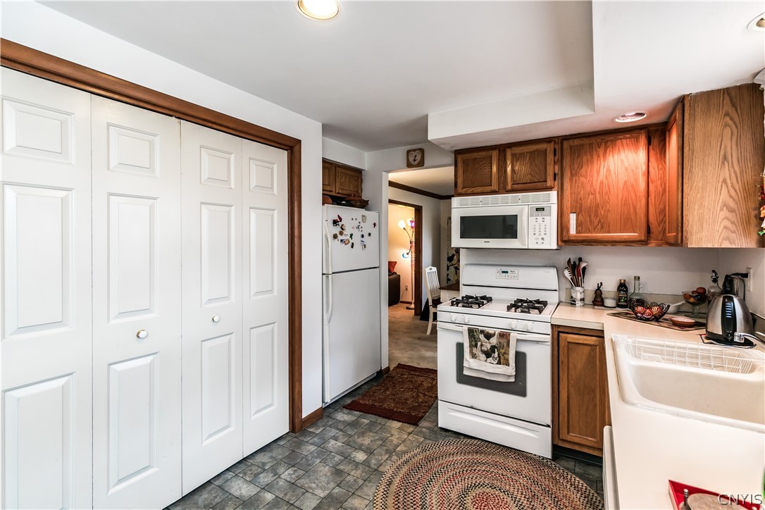 7244 Magic Way Manlius, NY 13057 - Photo 10 of 38