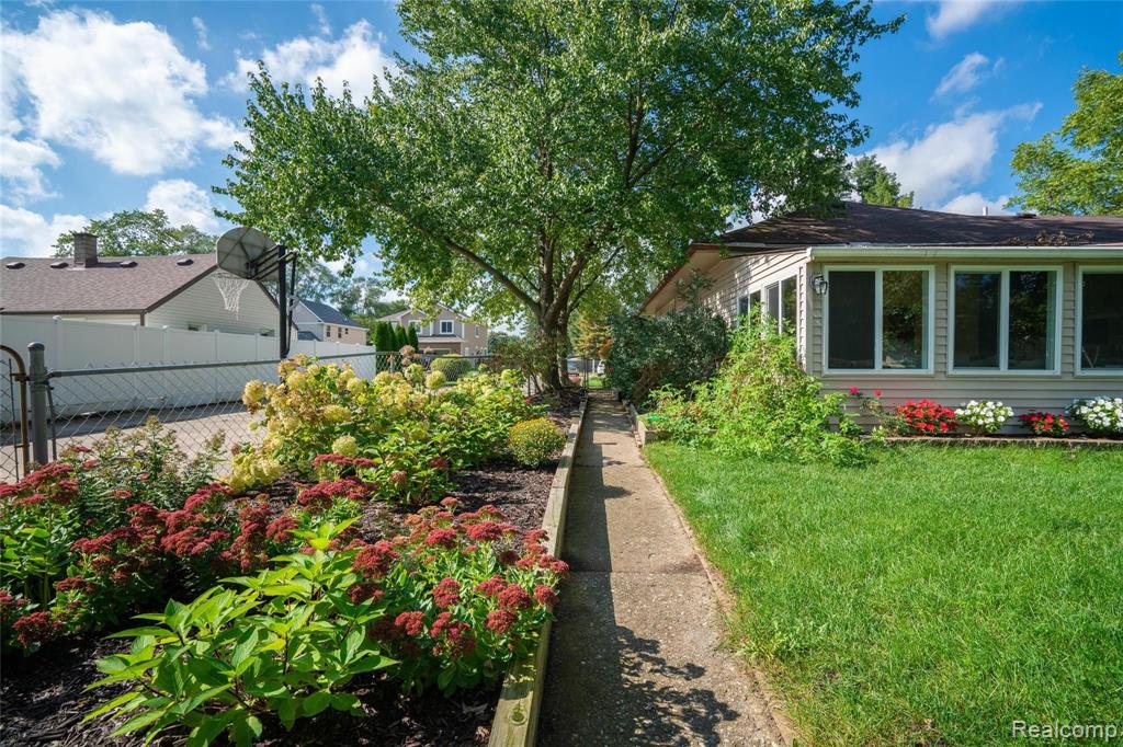 2447 Eastern Avenue Rochester Hills, MI 48307 - Photo 33 of 41