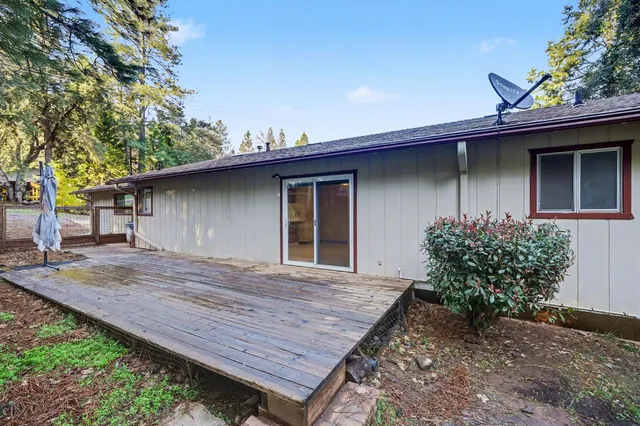 a view of a house with backyard and a tree
