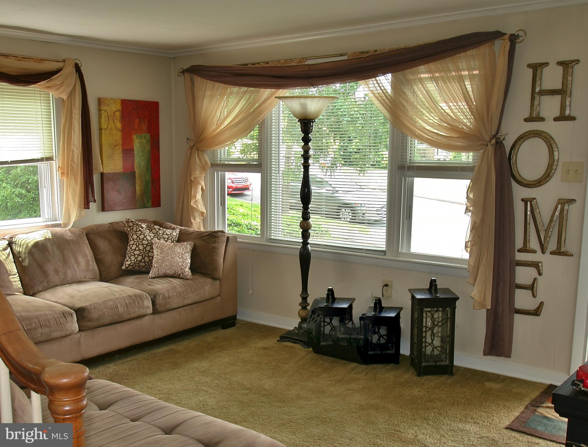 137 Chestnut Street Shillington, PA 19607 - Photo 4 of 16 Living Room