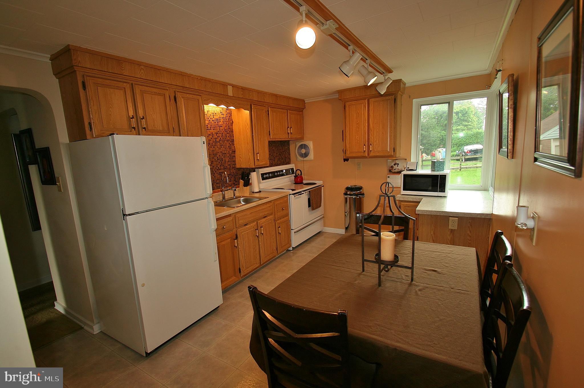137 Chestnut Street Shillington, PA 19607 - Photo 5 of 16 Eat-in Kitchen