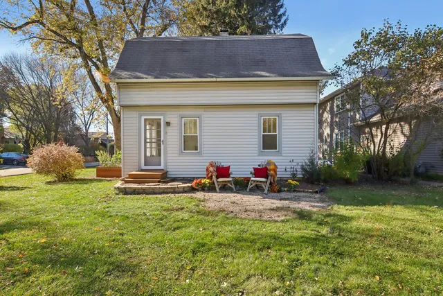 $255,000 | 390 Garfield Boulevard, Grayslake, IL 60030