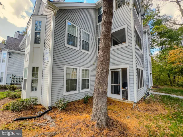 a view of a house with backyard and garden