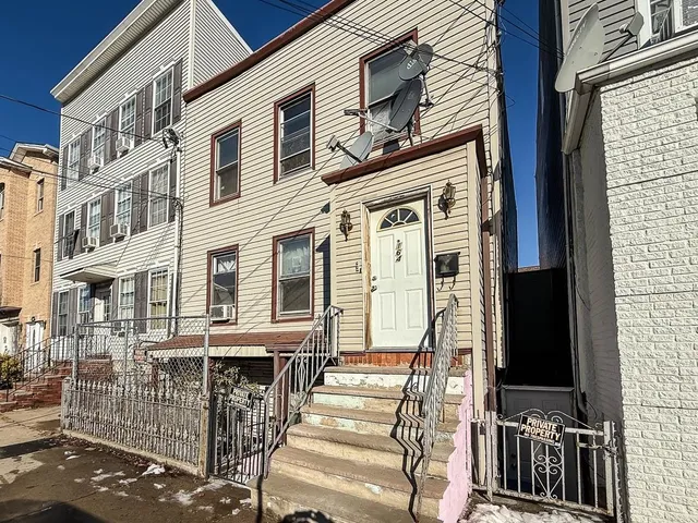 $1,850 | 164 Griffith Street, Unit 2, Jersey City, NJ 07307