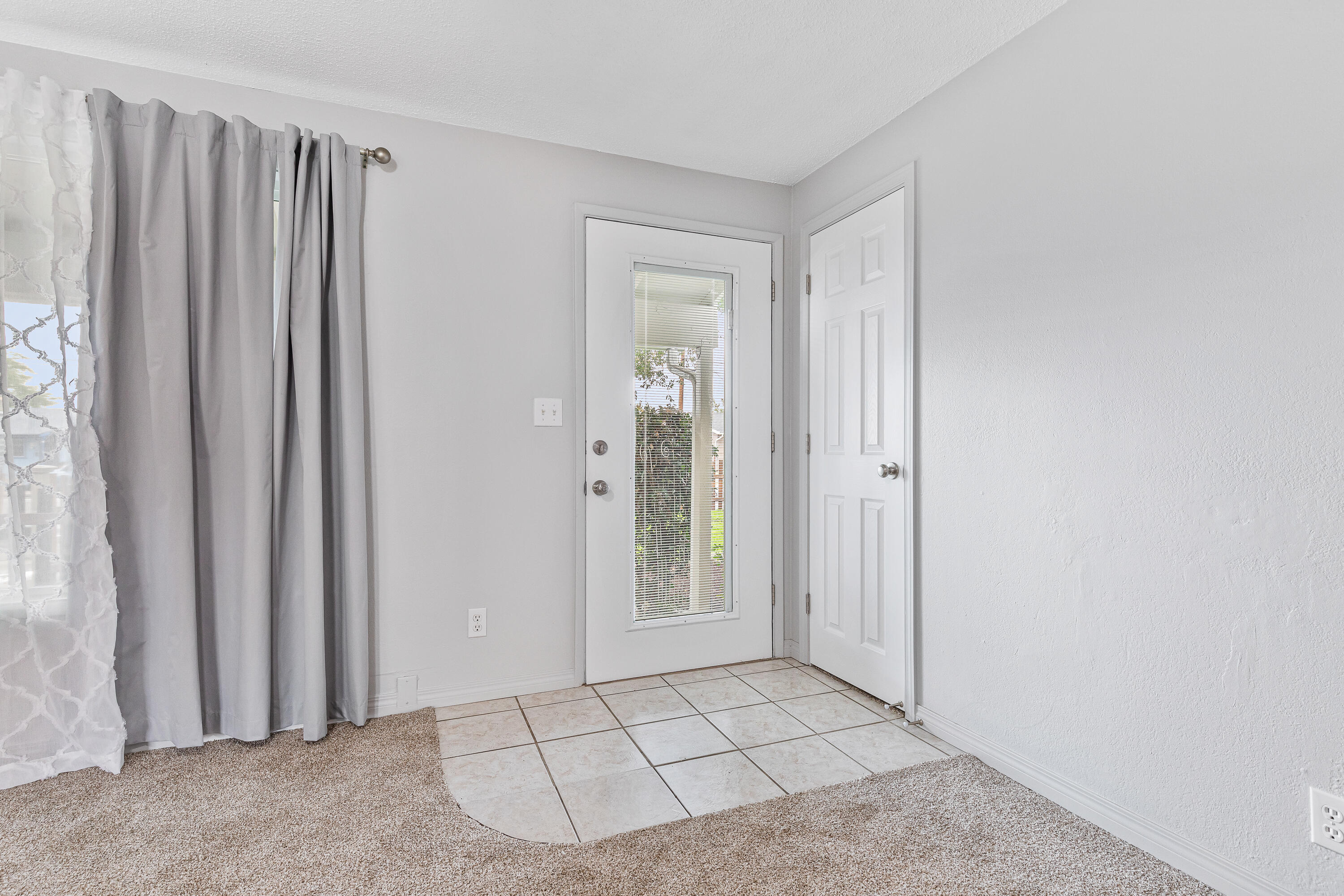 8034 Division Road White City, OR 97503 - Photo 5 of 31 Front Interior Entry
