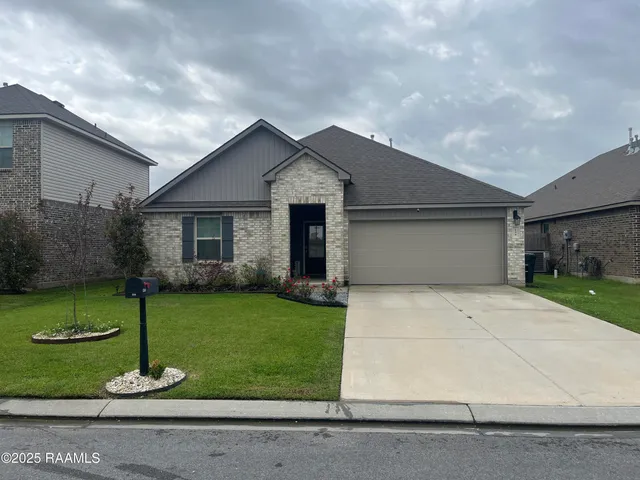 $1,800 | 128 Emerald Star Lane, Lafayette, LA 70506