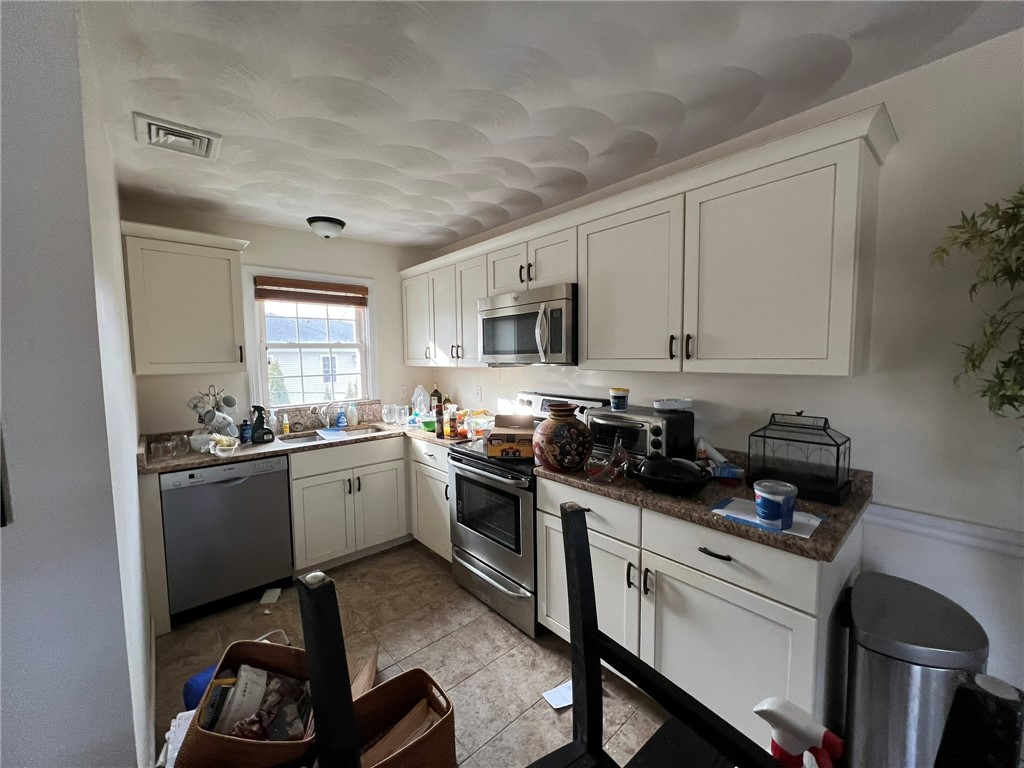 140 Lake View Road Cranston, RI 02920 - Photo 17 of 42