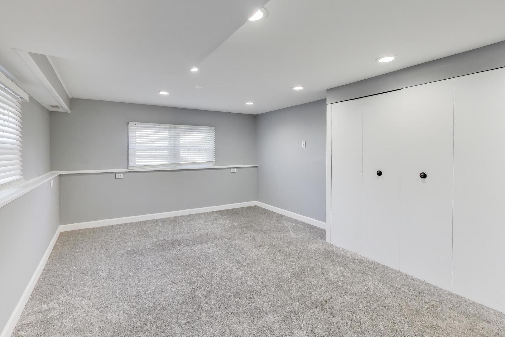 046 North Page Street Winfield, IL 60190 - Photo 19 of 32 an empty room with window