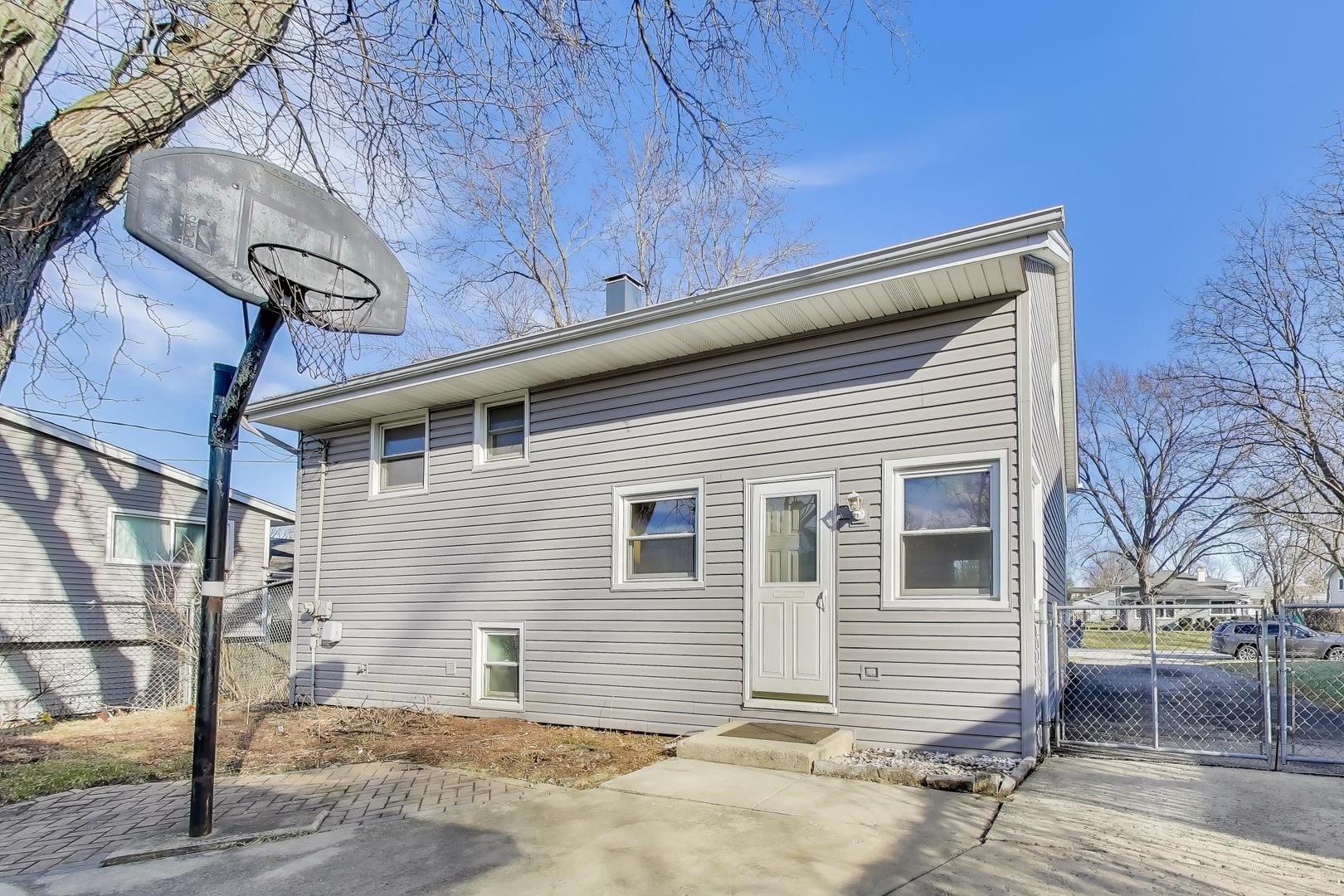 046 North Page Street Winfield, IL 60190 - Photo 24 of 32 a front view of a house with a garage