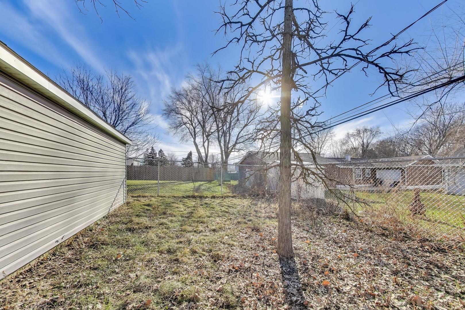 046 North Page Street Winfield, IL 60190 - Photo 27 of 32 a view of a backyard