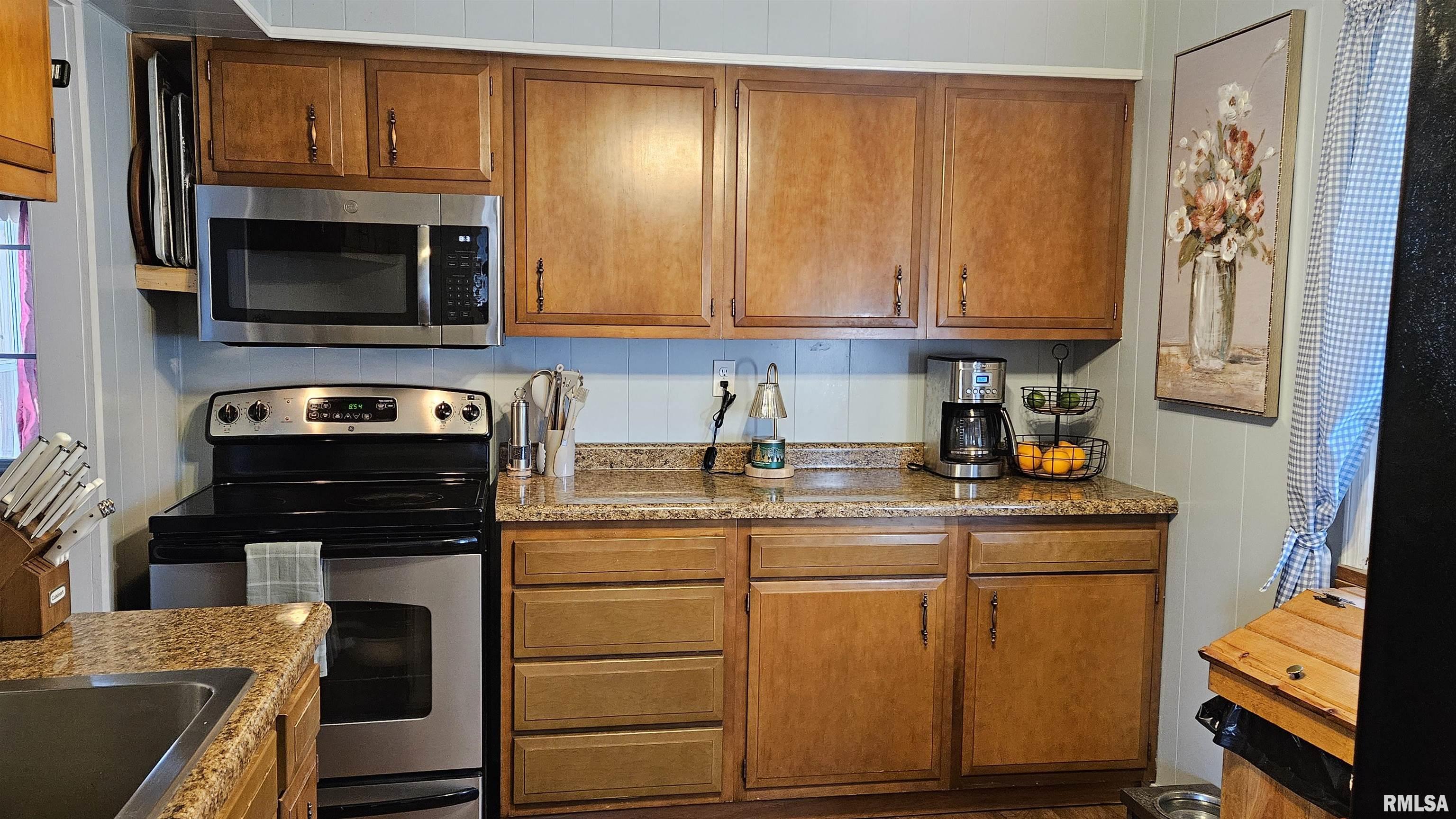 335 Iris Court Canton, IL 61520 - Photo 7 of 32