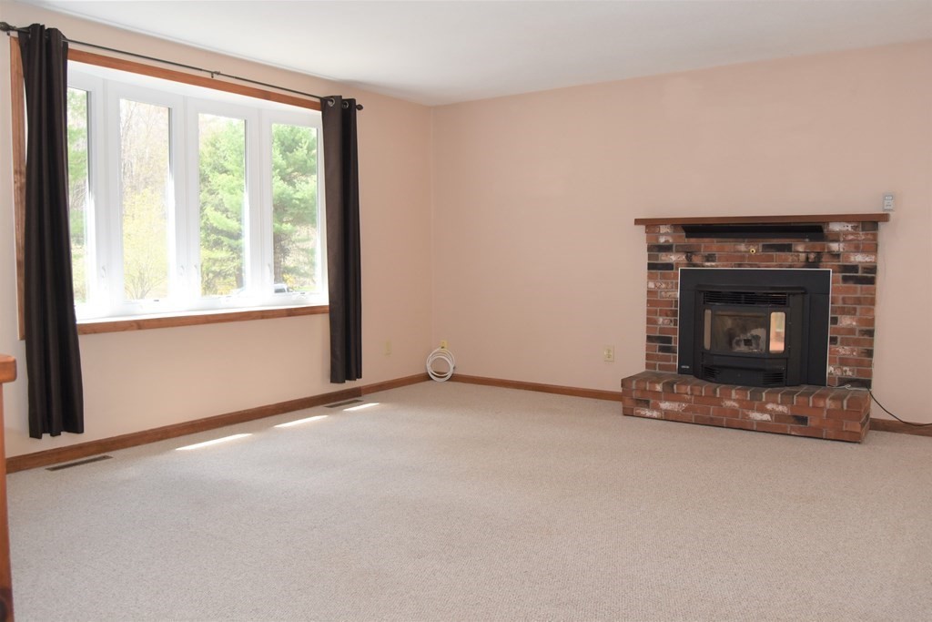 16 Hitching Post Road Amherst, MA 01002 - Photo 5 of 41 Gallery Image 5