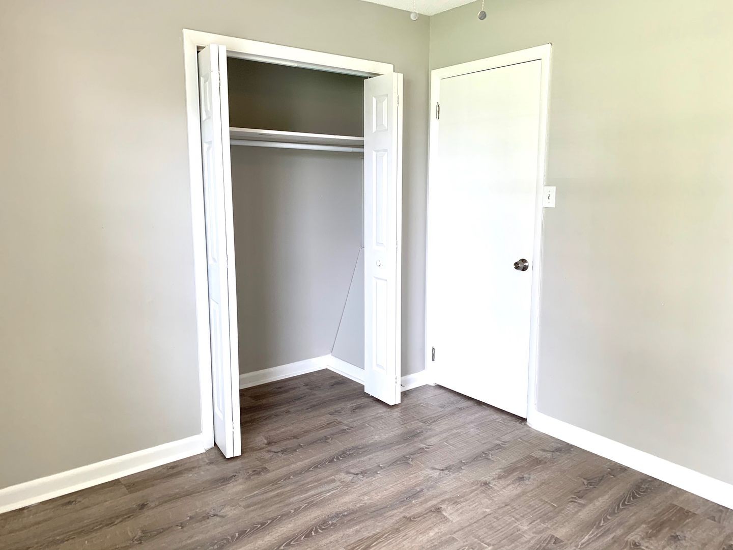 208 State Line Road Clarksville, TN 37042 - Photo 10 of 23 an empty room with wooden floor & closet